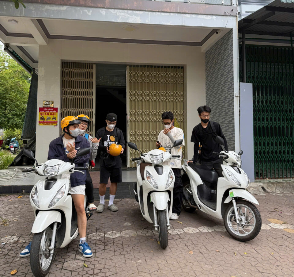 Các bạn trẻ đang thuê xe máy tại Quảng Ngãi
