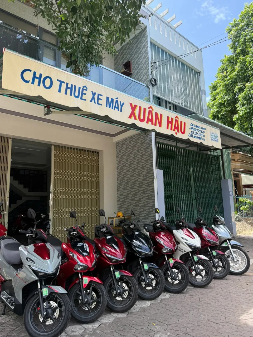 Biển hiệu Cho thuê xe máy Xuân Hậu và xe máy trưng bày bên ngoài cửa hàng tại Quảng Ngãi