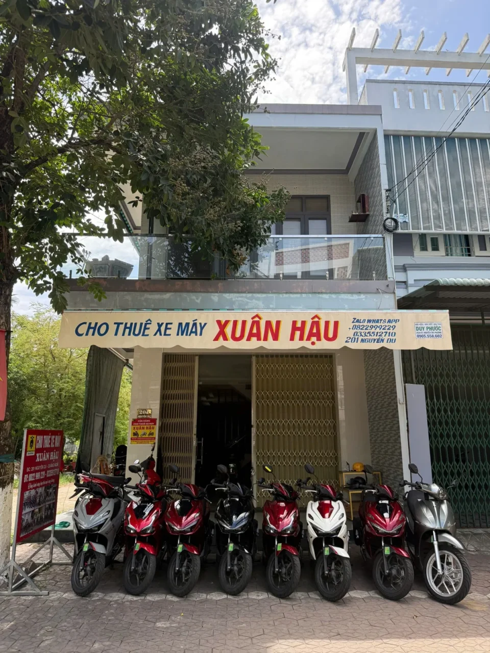 Cửa hàng cho thuê xe máy Xuân Hậu với nhiều xe trưng bày trước cửa tại 201 Nguyễn Du, Quảng Ngãi