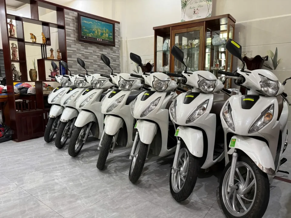 Dàn xe tay ga Honda màu trắng trưng bày bên trong cửa hàng Xuân Hậu Quảng Ngãi